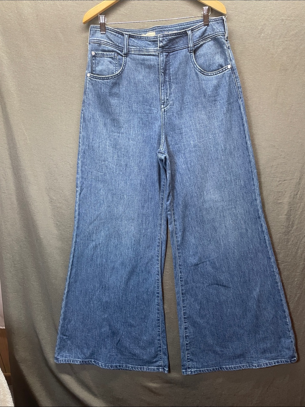 Pilcro Wide-Leg High-Rise Jeans in Blue Denim - Picture 4 of 10